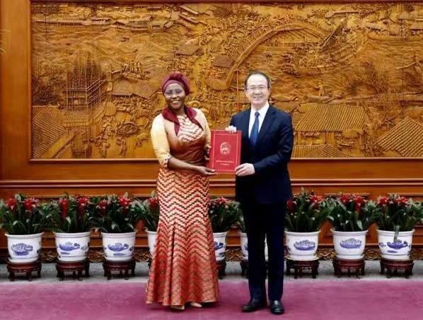 EMBAIXADORA DE ANGOLA NA CHINA ENTREGA CARTAS ÀS AUTORIDADES CHINESAS