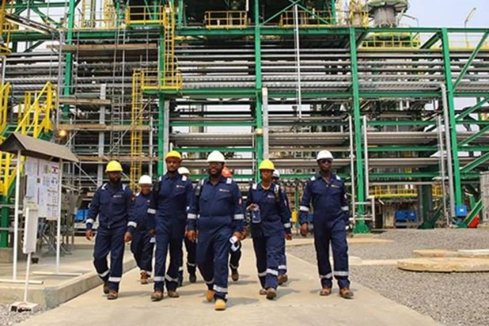 PRESIDENTE BRICE OLIGUI NGUEMA VISITA REFINARIA DE LUANDA E ESCOLA SUPERIOR DE GUERRA