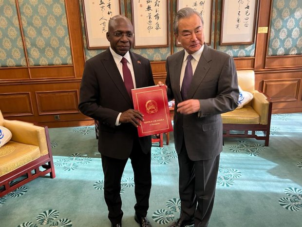PRESIDENTE ANGOLANO ESCREVE PARA  HOMÓLOGO CHINÊS