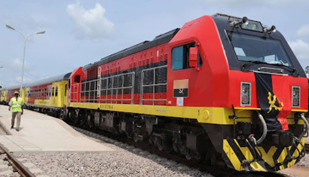 COMBOIOS DE PASSAGEIROS COLIDEM EM LUANDA