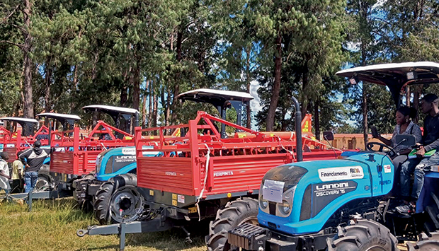 COOPERATIVAS AGRÍCOLAS FORAM CONTEMPLADAS COM 22 TRACTORES  PELO FADA