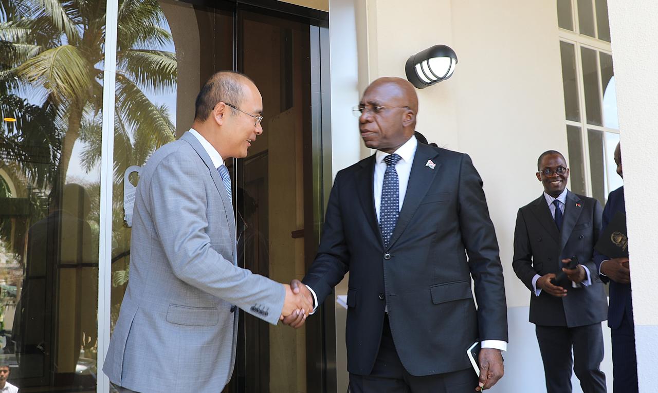 MINISTRO TÉTE ANTÓNIO E  EMBAIXADOR CHINÊS EM ANGOLA ANALISAM ESTADO DA COOPERAÇÃO ENTRE OS DOIS PAÍSES