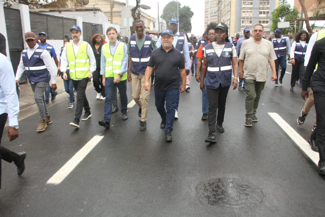GOVERNADOR DE LUANDA EFECTUA ABERTURA DA RUA QUICOMBO NO SAMBIZANGA