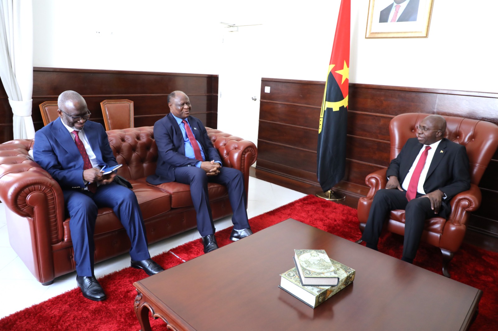 MINISTRO TÉTE ANTÓNIO MANTÉM ENCONTRO  COM EMBAIXADOR CONGOLÊS