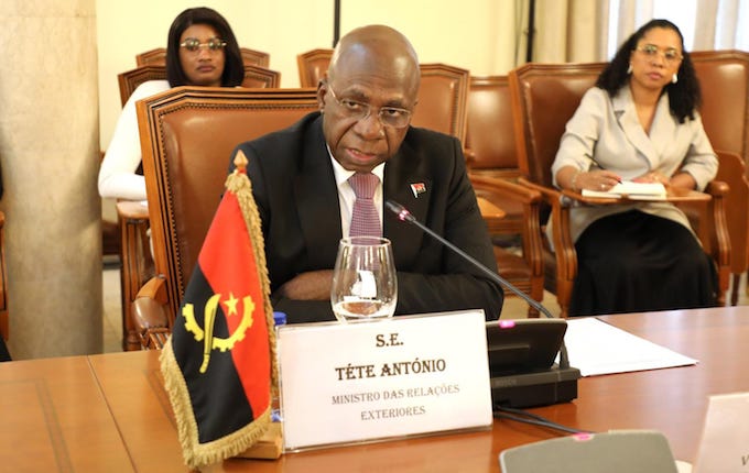 MINISTRO TÉTE ANTÓNIO REÚNE -SE COM  DELEGAÇÃO  DO GOVERNO CHINÊS