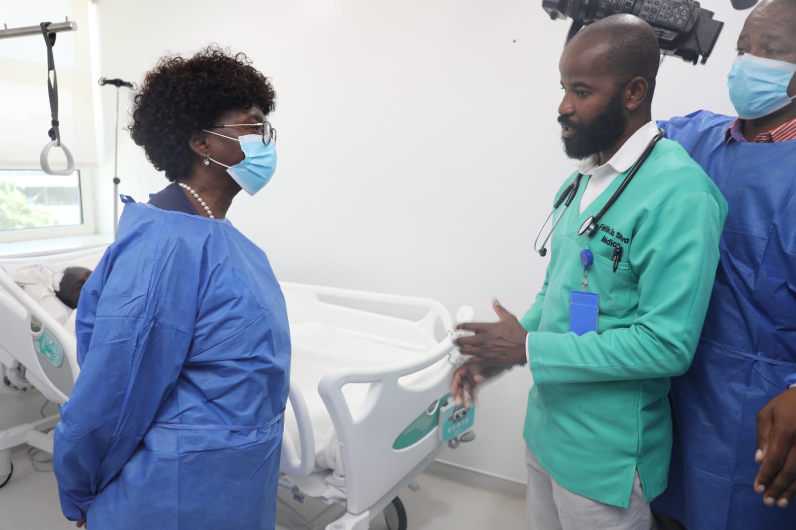 MINISTRA SÍLVIA LUTUCUTA VISITA FERIDOS DO ACIDENTE DE AUTOCARRO EM CABO LEDO