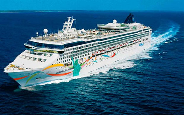 NAVIO CRUZEIRO ATRACA EM LUANDA COM 1.200 TURISTAS