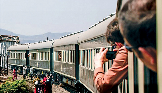 COMBOIO ROVOS RAIL PERCORRE CAMINHO-DE-FERRO DE BENGUELA COM 54 TURISTA