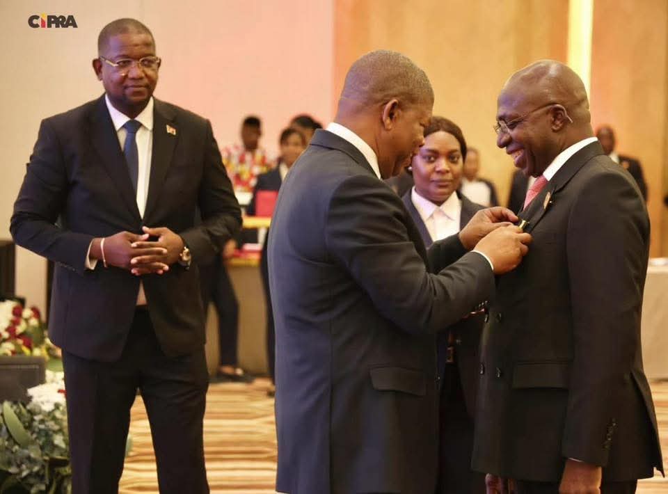 TÉTE ANTÓNIO É CONDECORADO COM A MEDALHA PAZ E DESENVOLVIMENTO