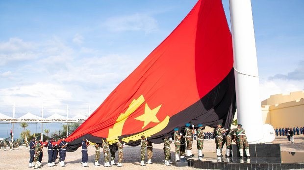 BANDEIRA DE ANGOLA É IÇADA NO MUSEU NACIONAL DA HISTÓRIA  MILITAR