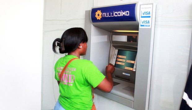 LEVANTAMENTO NO MULTICAIXA PASSA PARA 100 MIL KWANZAS POR DIA