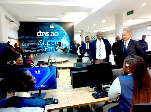 MINISTRO MÁRIO OLIVEIRA TESTEMUNHA ENTREGA DO CENTRO DE BACKUP DO GOVERNO DE ANGOLA