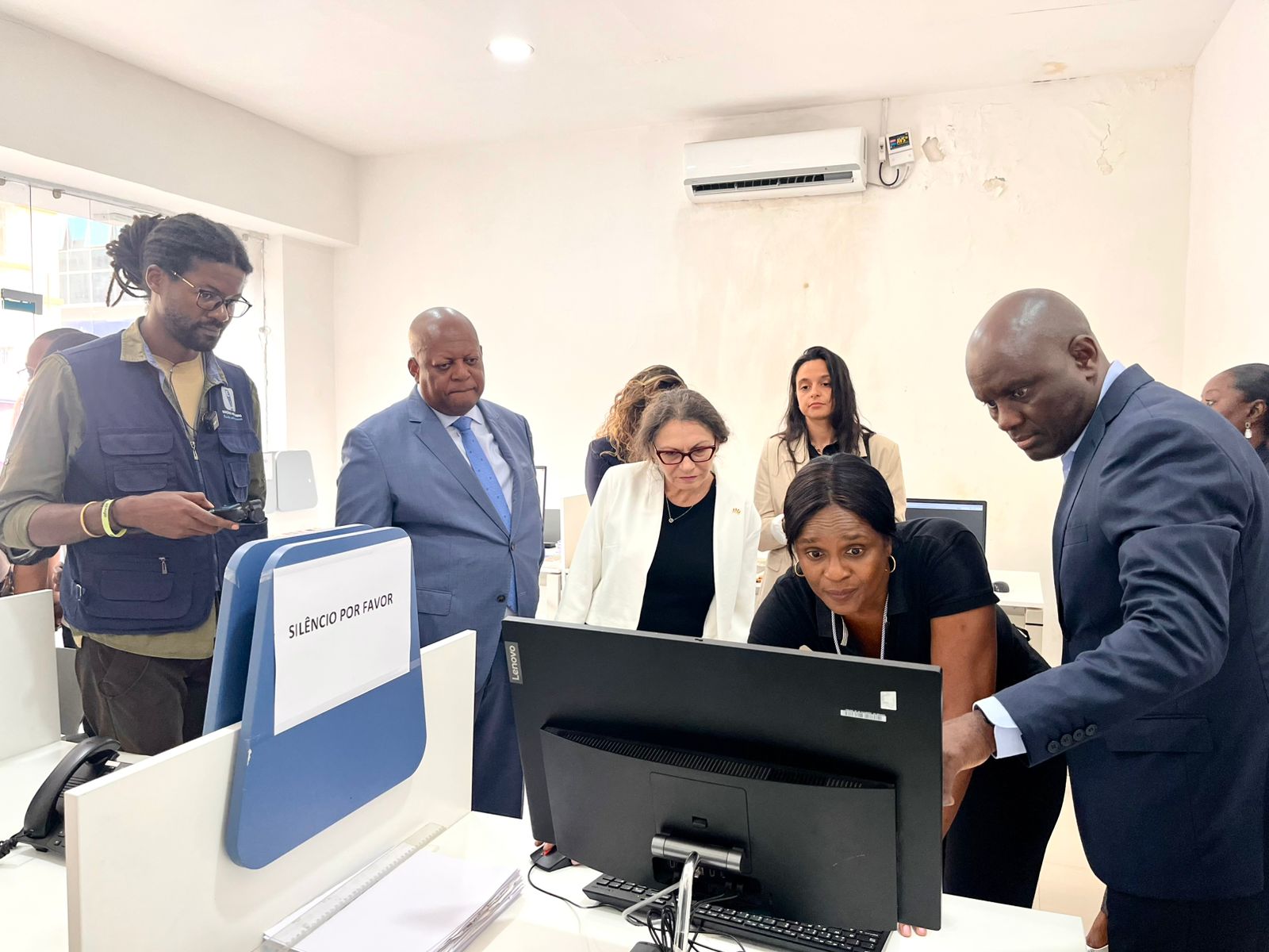 EMBAIXADORA DE FRANÇA EM ANGOLA VISITA EDIÇÕES NOVEMBRO