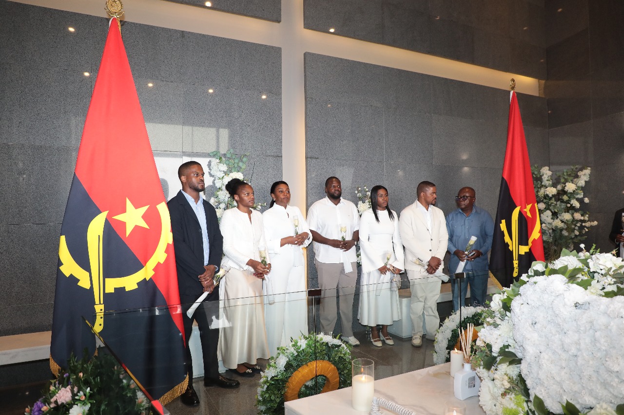 MISSA EM MEMÓRIA A JOSÉ EDUARDO DOS SANTOS CONGREGA FAMILIARES AMIGOS E COMPANHEIROS