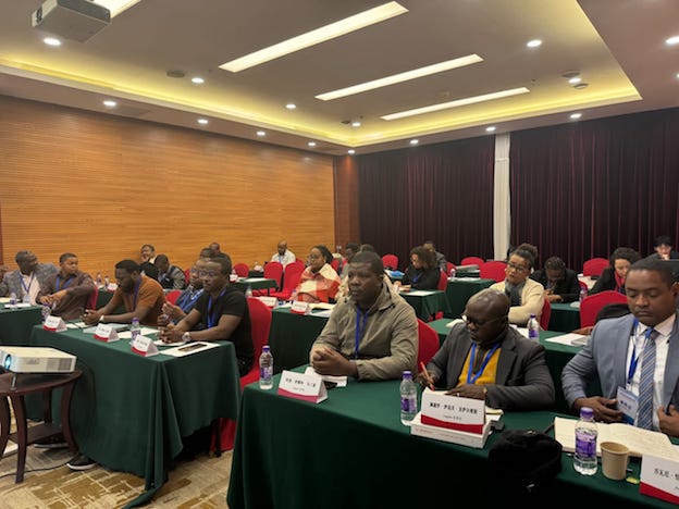 CHINA - PROFISSIONAIS DA COMUNICAÇÃO SOCIAL ABORDAM SOBRE REPORTAGEME NOTÍCIA EM PORTUGÊS