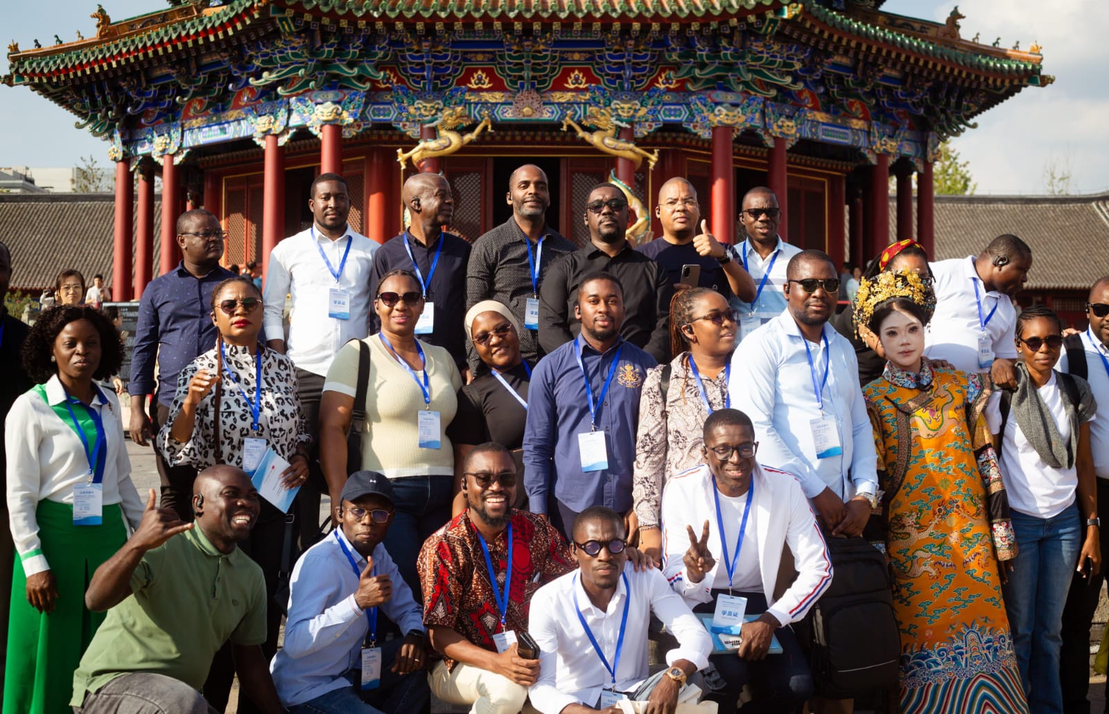 PROFISSIONAIS DE COMUNICAÇÃO SOCIAL ENCANTADOS COM PALÁCIO IMPERIAL DE SHENYANG – CHINA