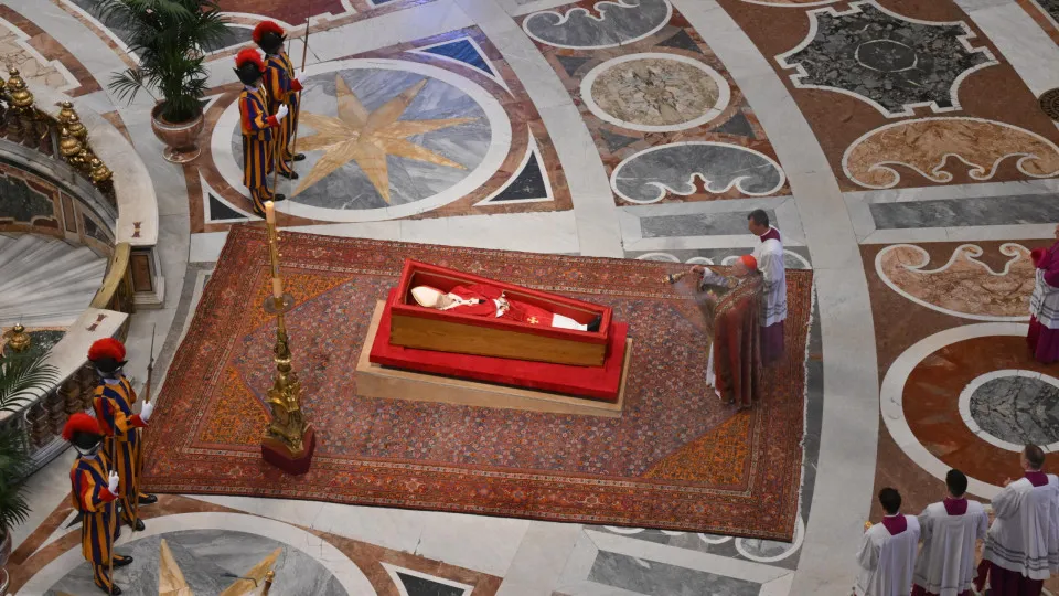CORPO DO PAPA FRANCISCO JÁ SE ENCONTRA NA BASÍLICA DE SÃO PEDRO