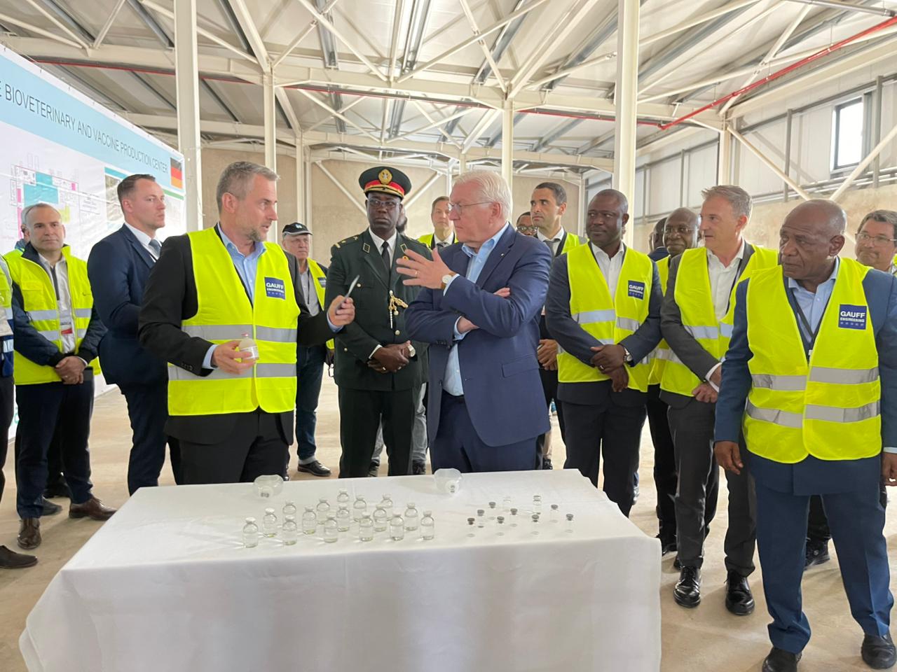 FÁBRICA DE VACINA ANIMAL NO HUAMBO É VISITADA PELO PRESIDENTE ALEMÃO
