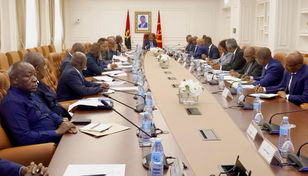 CHEFE DE ESTADO REÚNE COM COMISSÃO ENCARREGUE  ORGANIZAR VISTITA DO PAPA LEÃO XIV