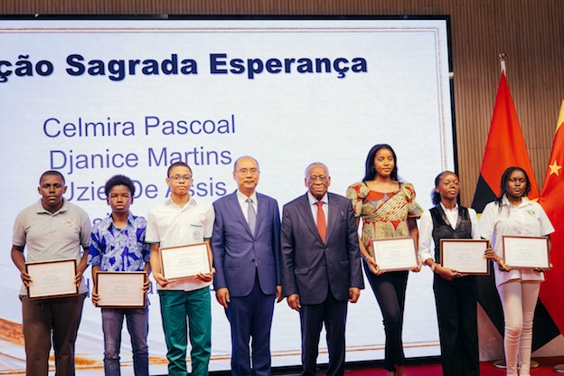 EMBAIXADA DA CHINA EM ANGOLA ATRIBUI SUBSÍDIOS A ESTUDANTES ANGOLANOS