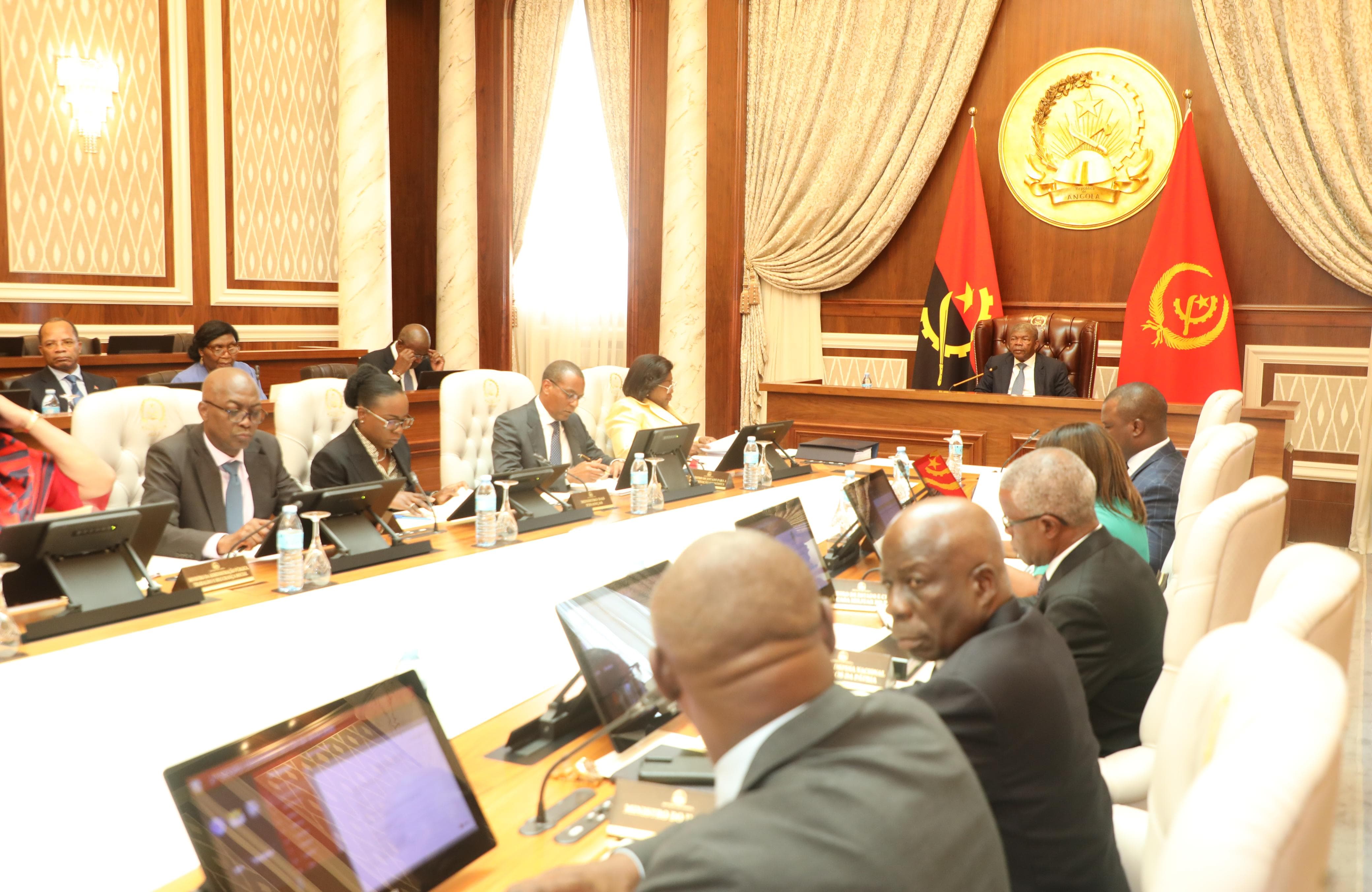 DIPLOMAS DE DEPARTAMENTOS MINISTERIAIS SÃO APRECIADOS NO CONSELHO DE MINISTROS