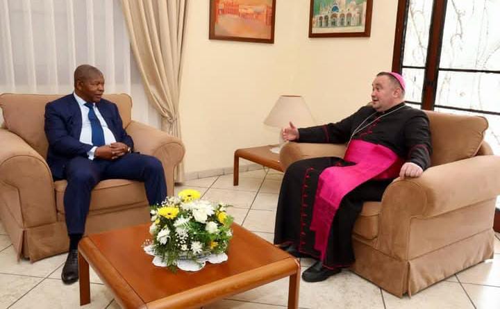 CHEFE DE ESTADO RENDE HOMENAGEM AO PAPA FRANCISCO