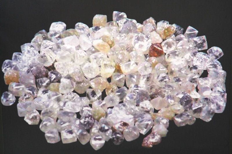 POLICIA NACIONAL APREENDEU MAIS DE OITO MIL PEDRAS DE DIAMANTE NA LUNDA NORTE