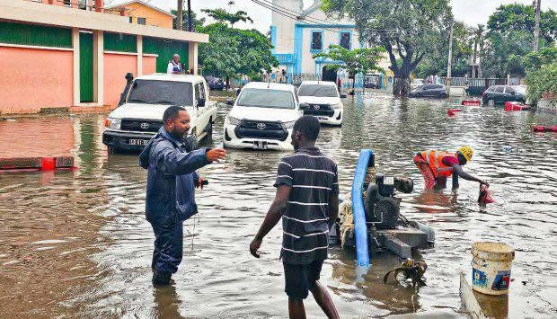 CHUVAS TORRENCIAIS CAUSAM INUDAÇÕES EM LUANDA