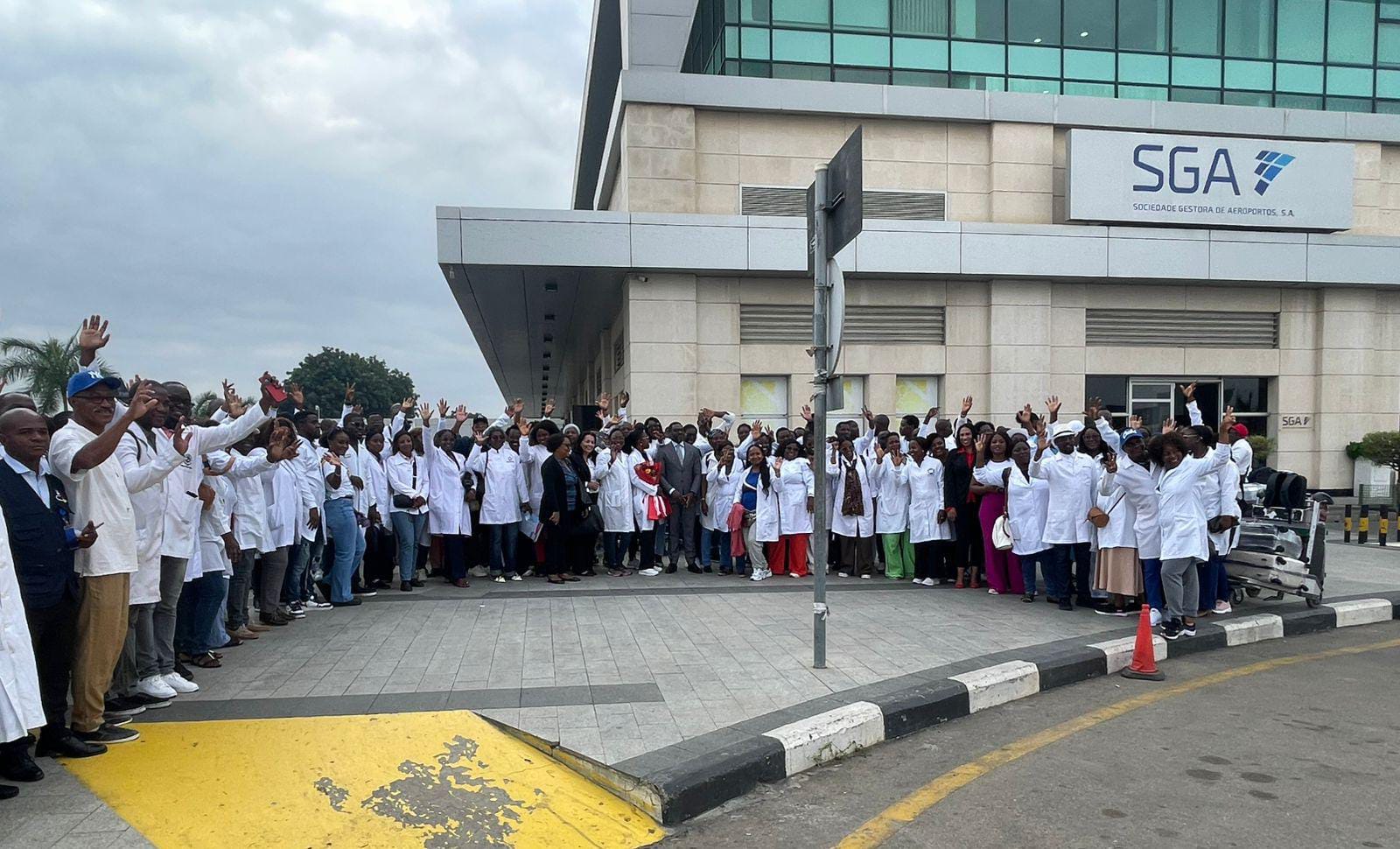 APÓS FORMAÇÃO EM CUBA MAIS DE 130 MÉDICOS REGRESSAM AO PAÍS