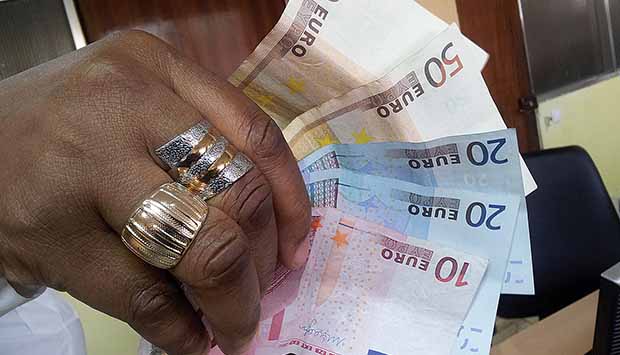 MOEDA ESTRANGEIRA: DÓLAR ESTÁ 940,728 KWANZAS E O EURO POR 1.026 NA BANCA