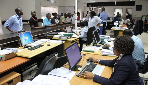 ACRESCIDA UMA HORA E MEIA NO HORÁRIO DE TRABALHO DA FUNÇÃO PÚBLICA